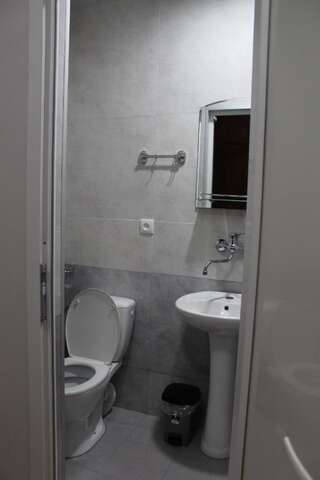 Гостевой дом Hotel Mtatsminda Тбилиси Четырехместный номер с собственной ванной комнатой-7