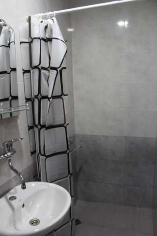 Гостевой дом Hotel Mtatsminda Тбилиси Четырехместный номер с собственной ванной комнатой-8