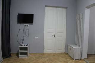 Гостевой дом Hotel Mtatsminda Тбилиси Четырехместный номер с собственной ванной комнатой-9