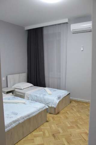 Гостевой дом Hotel Mtatsminda Тбилиси Четырехместный номер с собственной ванной комнатой-10