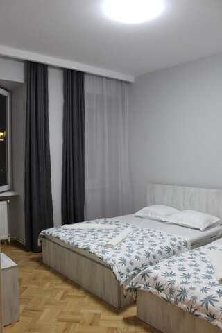 Гостевой дом Hotel Mtatsminda Тбилиси Двухместный номер Делюкс с 1 кроватью (для 2 взрослых и 1 ребенка)-9