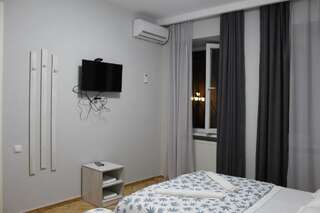Гостевой дом Hotel Mtatsminda Тбилиси Двухместный номер Делюкс с 1 кроватью (для 2 взрослых и 1 ребенка)-11